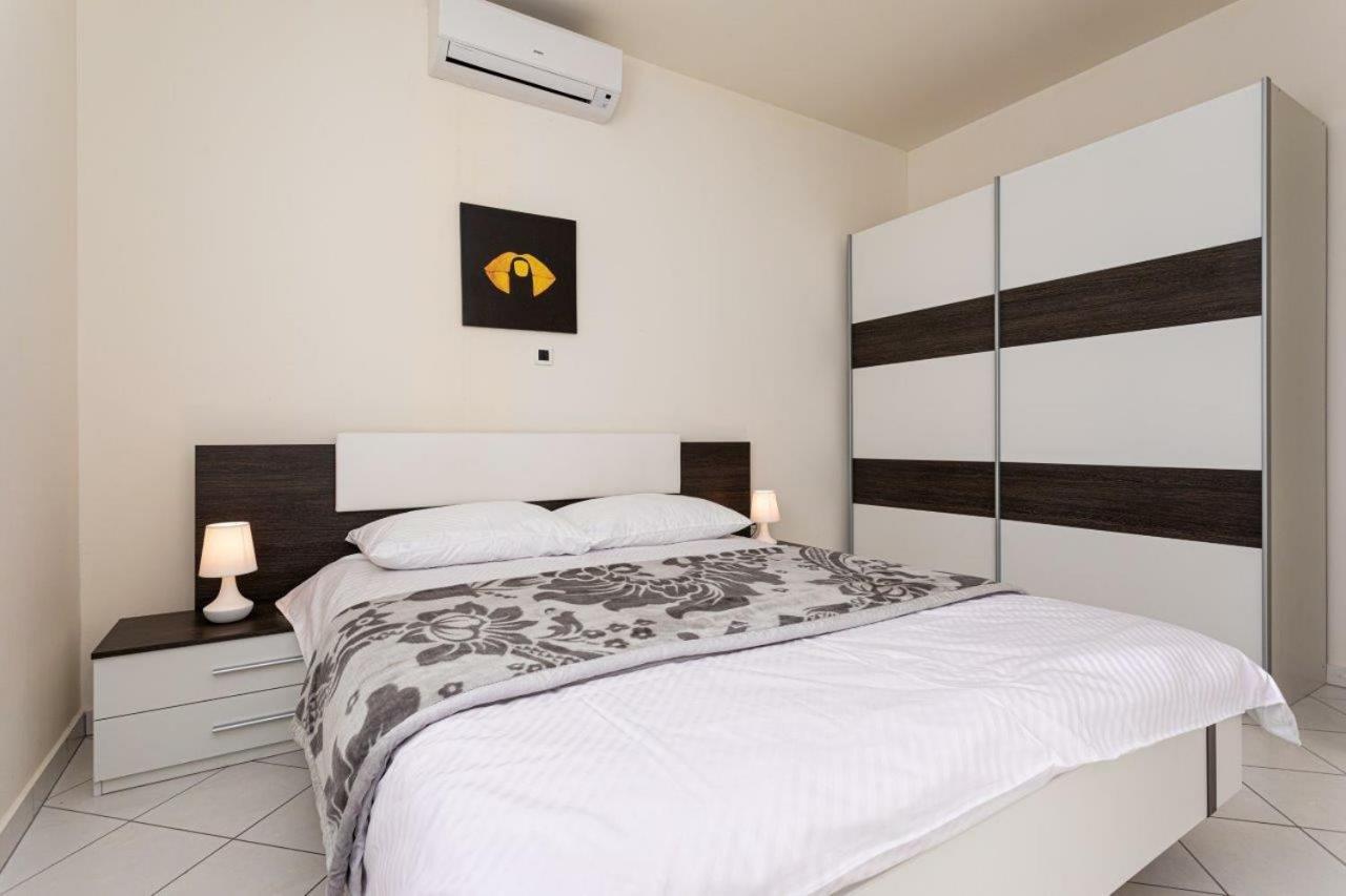 Dolores D&d, Apartament